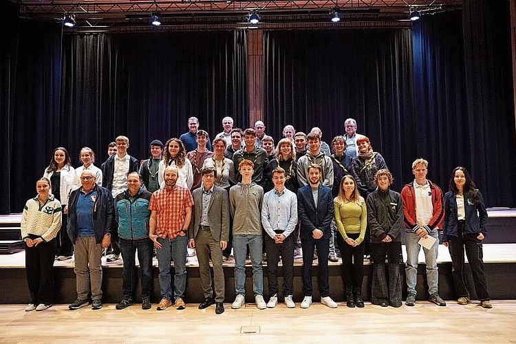 Erfolgreiche Arlesheimerinnen und Arlesheimer: Viele der Geehrten standen nicht zum ersten Mal auf der Bühne. 
         
         
            Fotos: Tobias Gfeller
