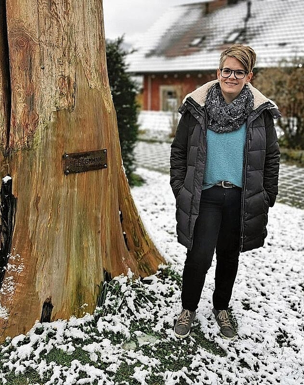 Freut sich auf ein vielseitiges Aufgabenfeld als Sozialdiakonin: Corinne Züllig vor der Skulptur «Begegnung» neben der reformierten Kiche in Laufen. Foto: Melanie Brêchet