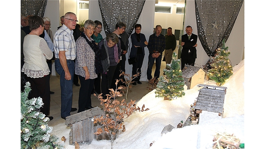 Weihnachtsapéro: Die geladenen Gäste bewundern die Krippen.