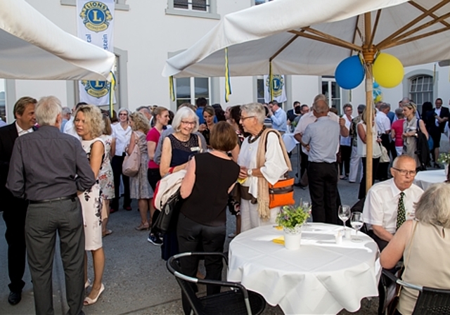 Apéro im Hof: Die Gäste geniessen den lauen Sommerabend. Fotos: Martin Staub
