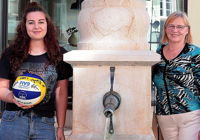 <em>Optimismus: </em>Céline Saner (links) und Ursula Brem lassen sich nicht so schnell unterkriegen. Foto: eh-presse