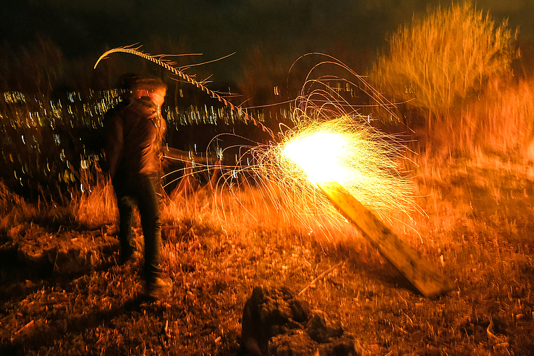 Lichterzauber: Ein Sprängredli zischt ins Tal und hinterlässt seine feurige Spur. Foto: Thomas Brunnschweiler