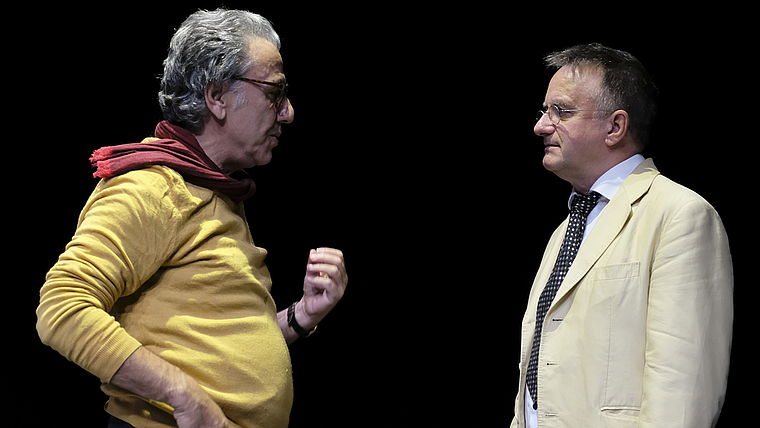Erste Bühnenprobe: Regisseur Georg Darvas (links) und Schauspieler Vincent Leittersdorf als Orchesterdiener.