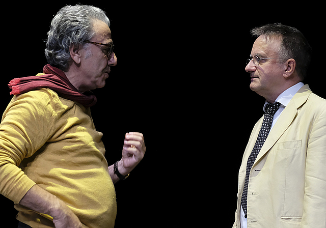 Erste Bühnenprobe: Regisseur Georg Darvas (links) und Schauspieler Vincent Leittersdorf als Orchesterdiener.
