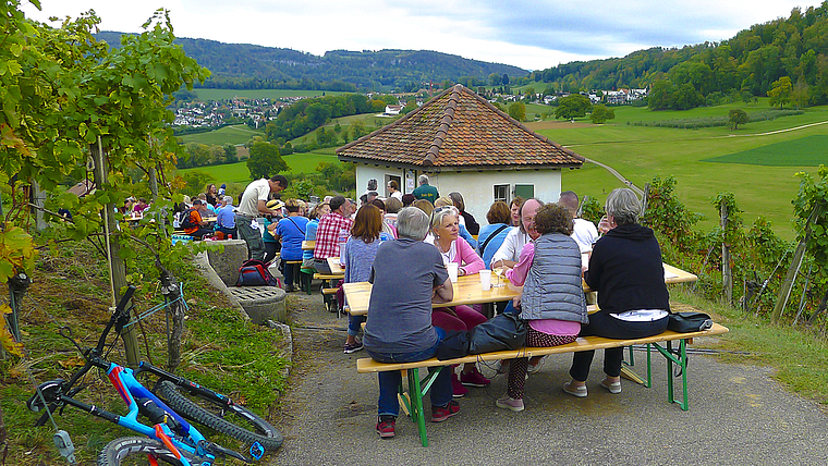Alte Tradition, neuer Fokus: Während die Rebwache früher zum Schutz der Reben vor Mensch und Tier diente, steht heute das gesellige Beisammensein bei einem guten Wein im Vordergrund. Foto: Milos Mihajlovic