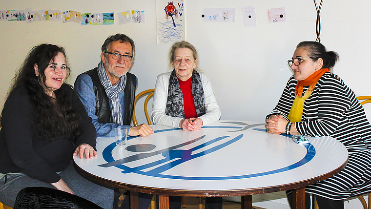 Auf Augenhöhe: Claude Hodel unterstützt Martina Ruf, Ursula Steiner und Gina Zaric (v. l.) bei der Bewältigung des Alltags und hat immer ein offenes Ohr für ein persönliches Gespräch..  Foto: Caspar Reimer