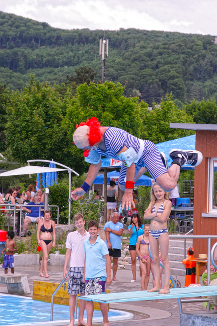 Nur mit Schwimmflügeli: Dieser Clown fasste all seinen Mut zusammen und sprang vom Dreimeterbrett. Fotos: Lukas Hausendorf