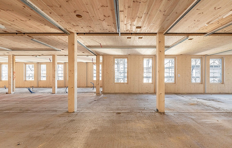 Zentrales Element: Holz ist im Neubau allgegenwärtig – einige Bereiche müssen dennoch so angepasst werden, dass die Anforderungen an ein Spital erfüllt werden. 