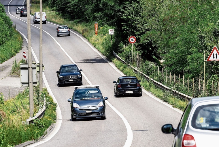 Neue Sicherheitsmassnahmen: Auf dem Autobahnabschnitt zwischen Aesch und Angenstein gilt neu Tempo 80.Zwischen den beiden Fahrspuren wurden zudem Mini-Baken aufgestellt. Foto: Archiv/Kenneth Nars