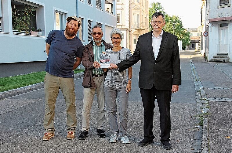 Nein-Komitee (v.l.): David Huggel, Alfred Speiser, Isabelle Viva und Stefan Haydn, hier in der Schützenmattstrasse mit Blick Richtung vanBaerle-Areal. Foto: Tobias Gfeller