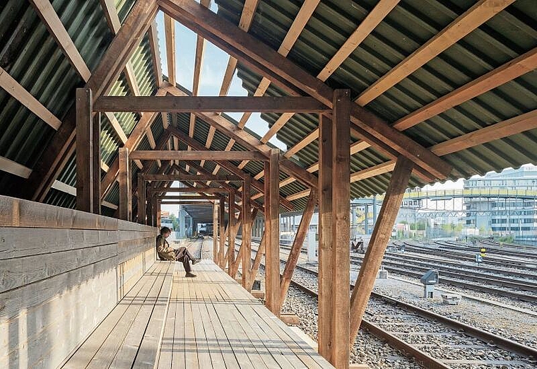 Werk aus recyceltem Material: Der «Basel Pavillon» steht nun für sechs Monate auf dem Gleisareal beim Dreispitz. Foto: zVg