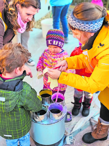 Der Klassiker an Weihnachtsmärkten: Kerzenziehen gehörte auch am Weihnachtsmarkt St. Pantaleon zu den beliebtesten Attraktionen. Fotos: Melanie Brêchet