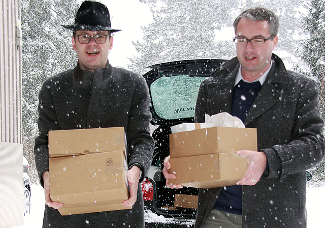 Gehört zum Wahlkampf: Christian Thalmann (FDP-Kandidat für Kantonsrat) und Remo Ankli (FDP-Kandidat für Kantons- und Regierungsrat) haben alle Hände voll zu tun.  Foto: Gini Minonzio