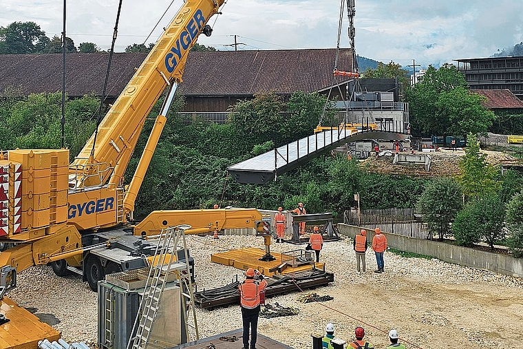 Wurde am Dienstag eingeschwenkt: Die neue Norimattbrücke führt neben der Eishalle über die Birs und wird voraussichtlich Ende Oktober eröffnet. Foto: Melanie Brêchet