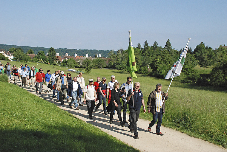 Tradition: Angeführt von den Bannerträgern, bewegt sich die Banntagsrotte vom Dorf in Richtung Finsterboden. Foto: Thomas Brunnschweiler