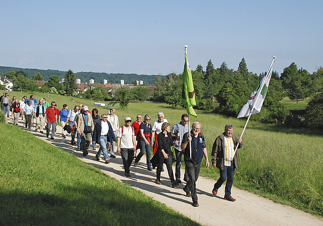Tradition: Angeführt von den Bannerträgern, bewegt sich die Banntagsrotte vom Dorf in Richtung Finsterboden.  Foto: Thomas Brunnschweiler