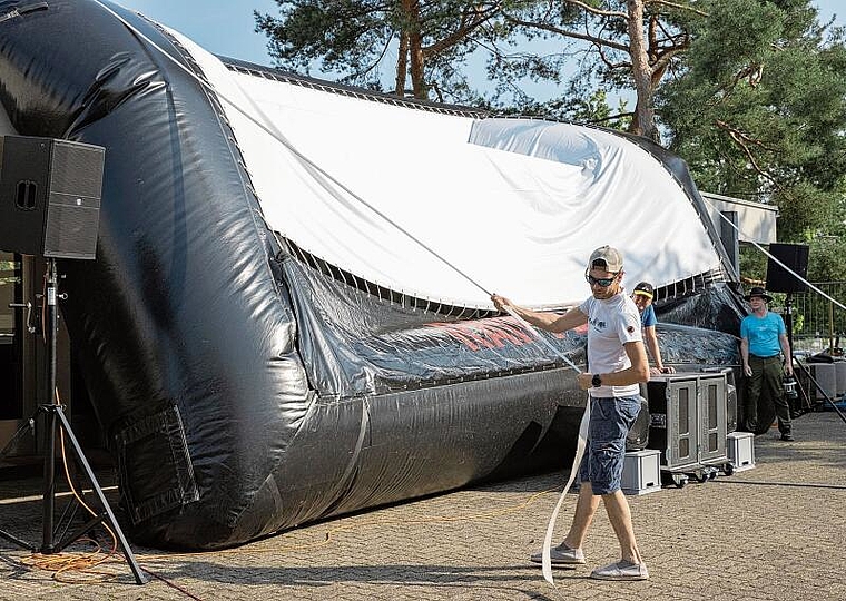 Aufblasen und hochfahren: Allein die Montage der Leinwand benötigt viel Kraft.Foto: zvg