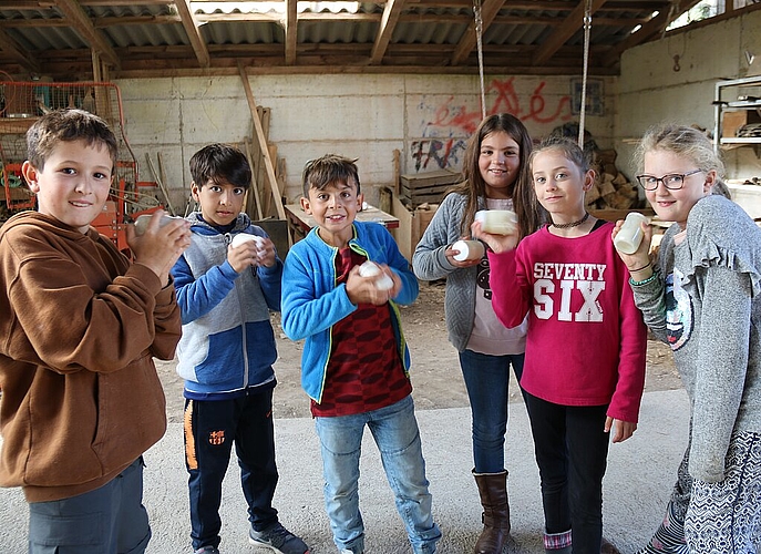 <em>Kinder stellen Butter her: </em>Die meisten wussten vorher nicht, wie aus Milch «Angge» wird Fotos: Benildis Bentolila
