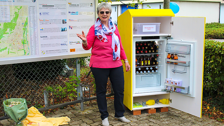 Weniger Foodwaste, mehr Menschlichkeit: Initiantin Eveline Frey vor dem ersten «Madame Frigo»-Kühlschrank
