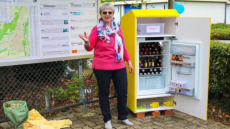 Weniger Foodwaste, mehr Menschlichkeit: Initiantin Eveline Frey vor dem ersten «Madame Frigo»-Kühlschrank