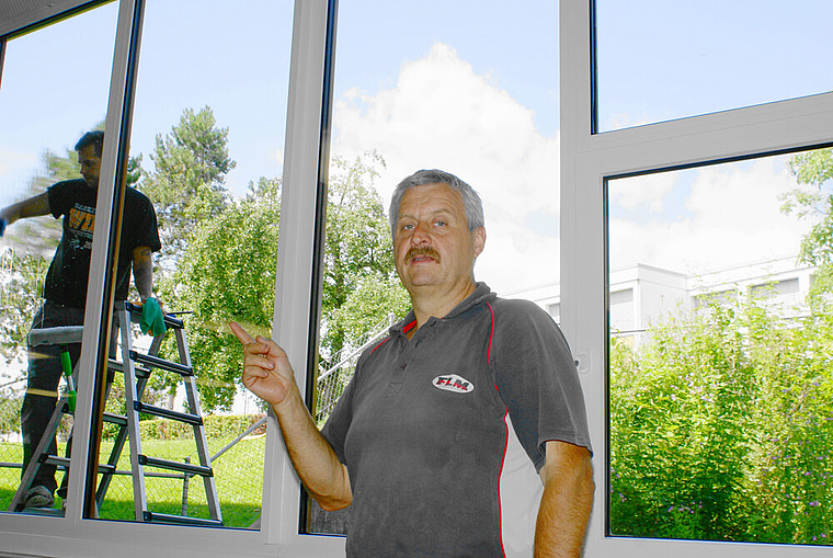 Keine Ferien:  Hauswart Toni Fluri im Hallenbad, das mit der Fensterreinigung den letzten Schliff erhält.  Foto: Roland Bürki