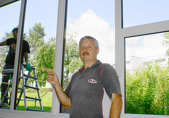 Keine Ferien:  Hauswart Toni Fluri im Hallenbad, das mit der Fensterreinigung den letzten Schliff erhält.  Foto: Roland Bürki