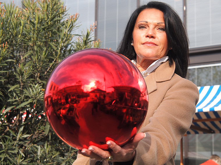 Gigantisches kündet sich an: Eine dreieinhalb Meter grosse rote Weihnachtskugel wird ab dem 1. Advent auf dem Gemeindehausplatz stehen. Mit dieser Attraktion erhofft sich Ute Gasser, Präsidentin von kmu Reinach, zusätzliche Anziehungskraft währen