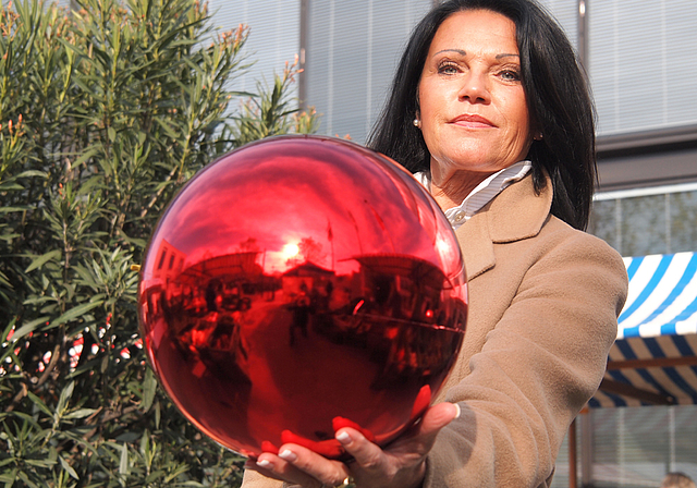 Gigantisches kündet sich an: Eine dreieinhalb Meter grosse rote Weihnachtskugel wird ab dem 1. Advent auf dem Gemeindehausplatz stehen. Mit dieser Attraktion erhofft sich Ute Gasser, Präsidentin von kmu Reinach, zusätzliche Anziehungskraft währen
