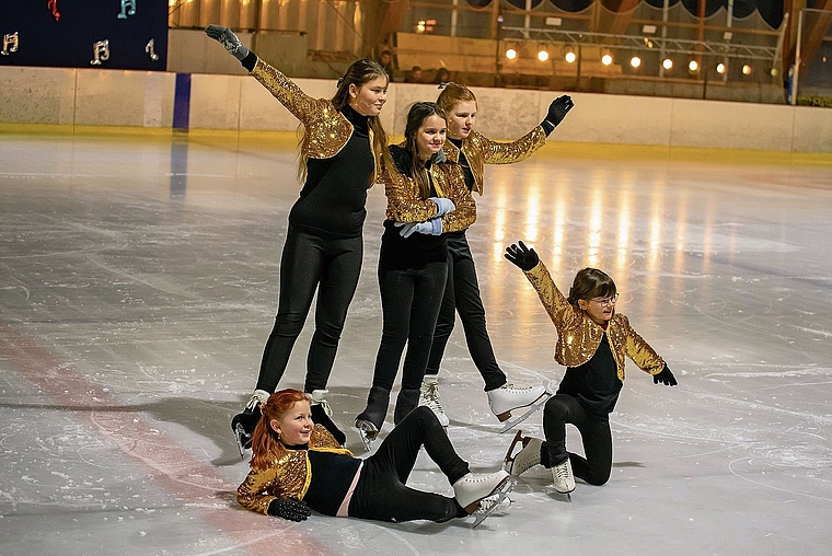 Fördergruppe Ältere: Schlussbouquet nach gelungener Show: (hinten v. l.) Uliana Kondratska, Ella Burke, Lila Kottmann, (vorne) Lana Thommen (l.), Amelie Freund. Foto: Martin Staub