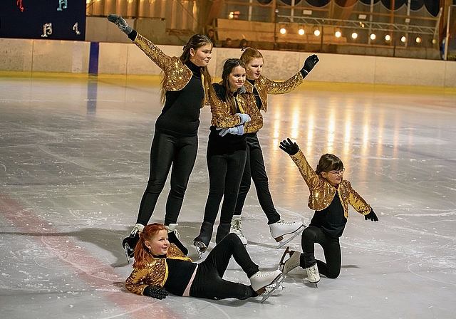 Fördergruppe Ältere: Schlussbouquet nach gelungener Show: (hinten v. l.) Uliana Kondratska, Ella Burke, Lila Kottmann, (vorne) Lana Thommen (l.), Amelie Freund. Foto: Martin Staub