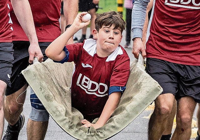 Gut gezielt — und voll getroffen: Dieser Junge zeigt, wie es geht. Fotos: Katja Schmidlin