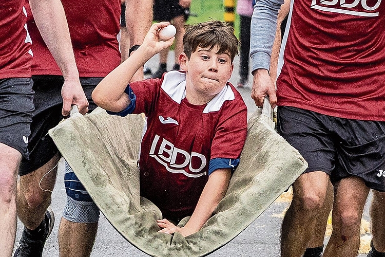 Gut gezielt — und voll getroffen: Dieser Junge zeigt, wie es geht. Fotos: Katja Schmidlin