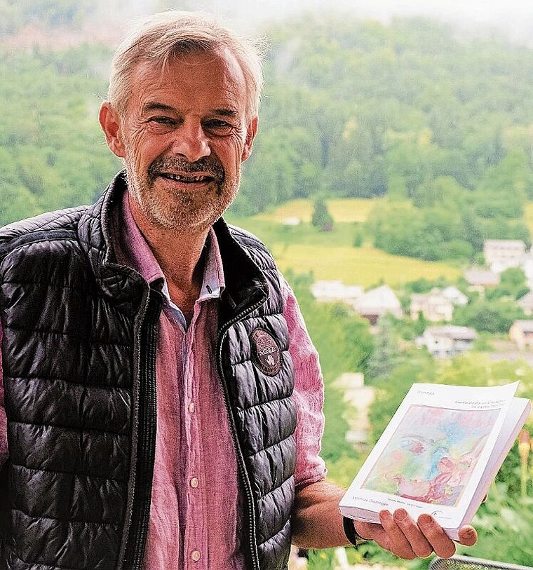 Schriftlich festgehaltene Erfahrungen: «Runeya – sinnen rinnen und lauschen im mystischen Tal» heisst das neue Buch von Mathias Grüninger. Foto: Thomas Brunnschweiler