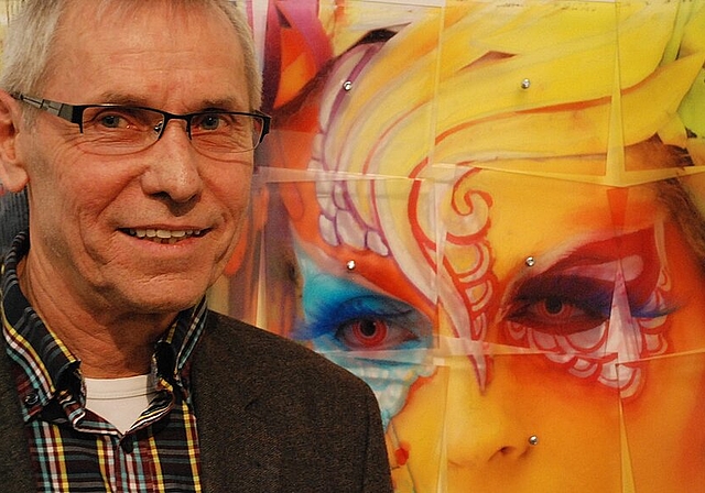 An Pop Art erinnernde Farbigkeit: Martin Staub vor seinem 26-teiligen Foto-Bild «finger-zeig». Foto: Thomas Brunnschweiler 