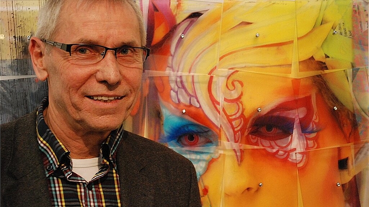 An Pop Art erinnernde Farbigkeit: Martin Staub vor seinem 26-teiligen Foto-Bild «finger-zeig». Foto: Thomas Brunnschweiler