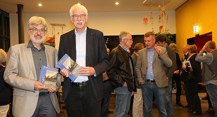 <em>Wandel ist nicht Untergang: </em>Die beiden Redaktoren Thomas Brunnschweiler (r.) und Klaus Fischer haben spannende Zusammenhänge der Industriegeschichte zutage gefördert.Foto: Gini Minonzio