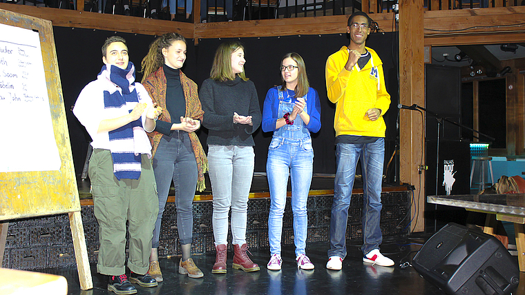 Nachwuchsslammer (v. l.): Julie Roth, Alexandra Köbelin, Caterina John, Nadine Studer und Dominik Soom nach einem gelungenen Abend im Palais Noir. Foto: Caspar Reimer