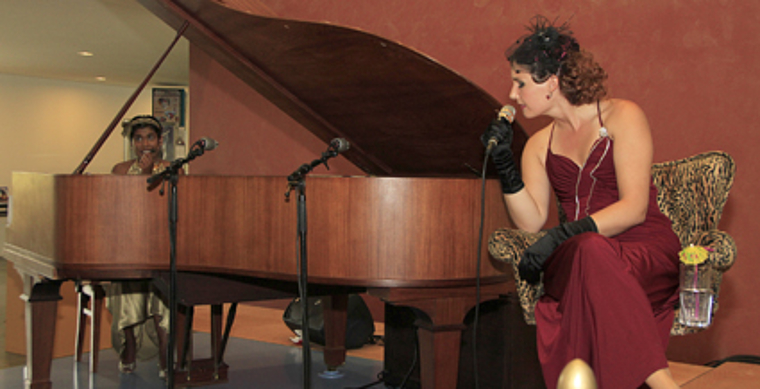Die beiden Sarah: Sarah Rama Zuber am Klavier (l.), und Sarah Ley. Foto: Martin Staub.