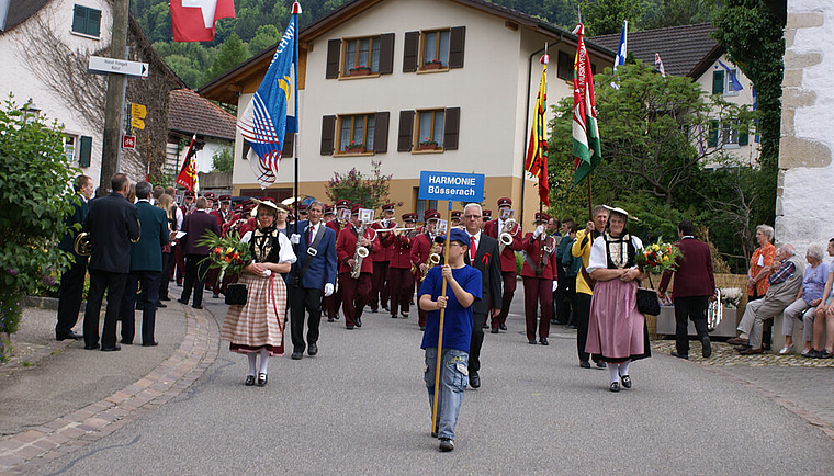 Marschmusik: Die MG Harmonie Büsserach eröffnete die Parade, angeführt von der Verbandsfahne und dem Verbandspräsidenten Ivo Cueny, durch den Dorfkern von Bärschwil. Foto: Jürg Jeanloz