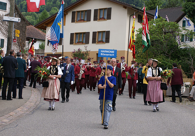 Marschmusik: Die MG Harmonie Büsserach eröffnete die Parade, angeführt von der Verbandsfahne und dem Verbandspräsidenten Ivo Cueny, durch den Dorfkern von Bärschwil.   Foto: Jürg Jeanloz