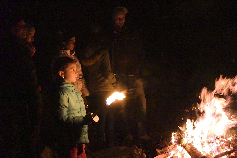 Versunken im Schauen: Der Blick ins Fasnachtsfeuer kann etwas Magisches haben. Foto: Bea Asper