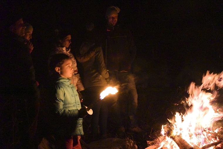 Versunken im Schauen:  Der Blick ins Fasnachtsfeuer kann etwas Magisches haben. Foto: Bea Asper