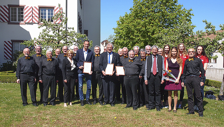 Ausgezeichnet: Aeschs bekanntester Sohn, Marco Streller (mit Urkunde, l.), der Volleyballnachwuchs (stellvertretend Werner Schmid, Mitte) und der Männerchor (stellvertretend Christian Helfenstein). Foto: Tobias Gfeller