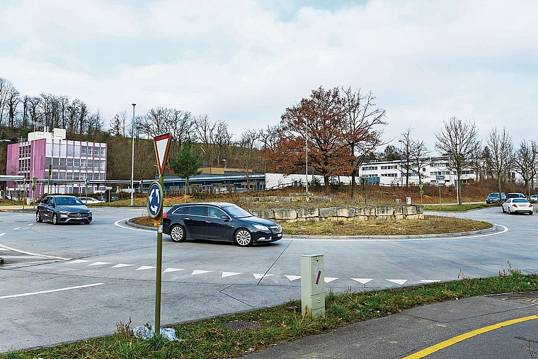 Hier soll eine Unterführung entstehen: Der Kreisel bei der MFP in Münchenstein ist in Stosszeiten stark belastet. Foto: Kenneth Nars / Archiv
