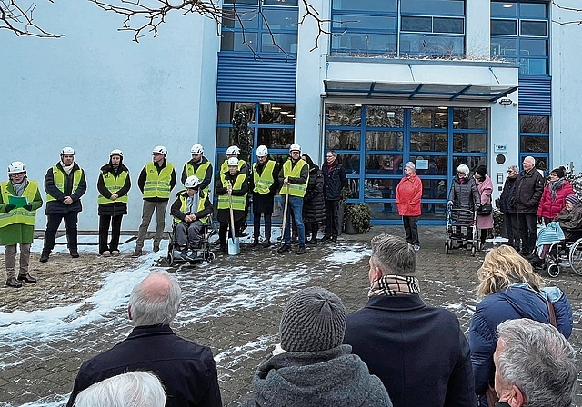 Feierlicher Spatenstich am Drei-Königs-Tag: In den nächsten rund 18 Monaten baut das Alterszentrum Breitenbach aus. Foto: Bea Asper