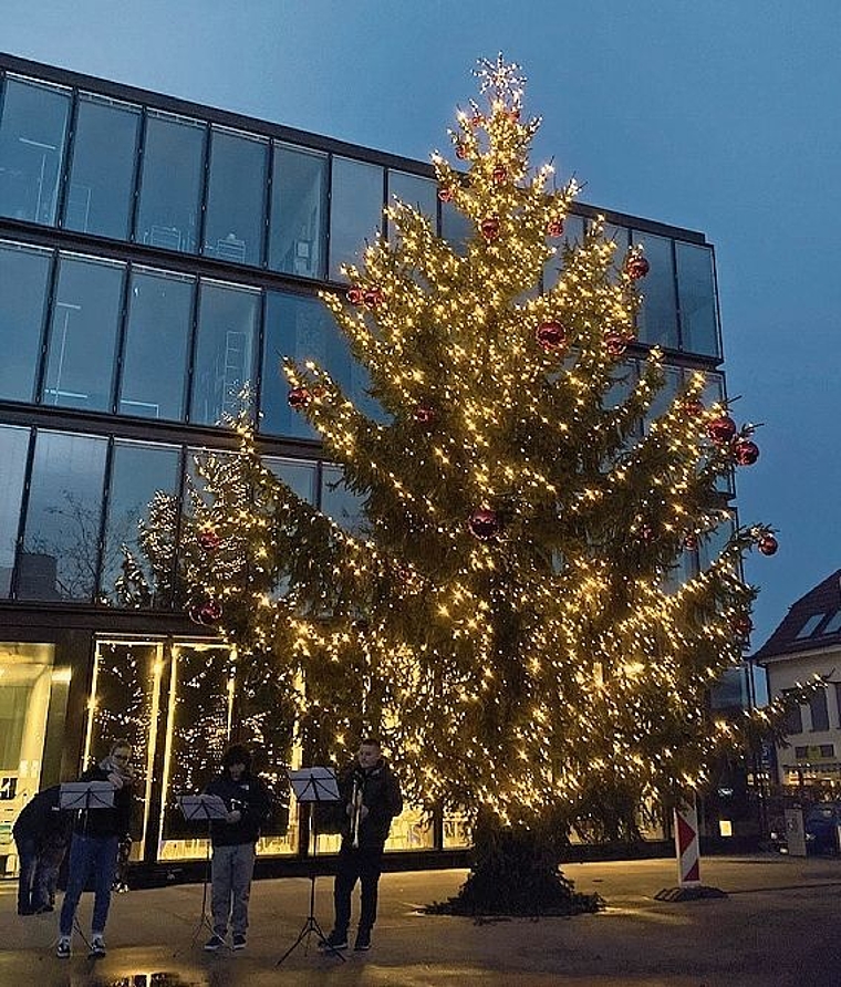 Weihnachtsglanz: Der mächtige Weihnachtsbaum ziert den Gemeindehausplatz. Foto: Caspar Reimer