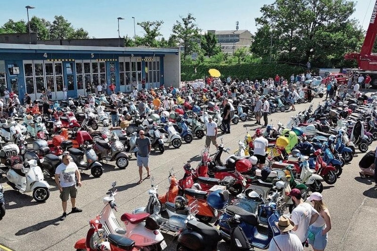 Voller Platz: Rund 600 Vespas haben am ersten Vespa-Treff teilgenommen. Fotos: Fabian Schwarzenbach / zvg