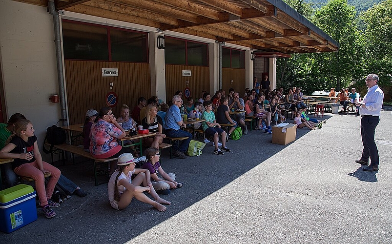 Übergabe: Regierungsrat Ankli (r.) lobt die «Beibler» Schule in den höchsten Tönen. Fotos: Martin Staub
