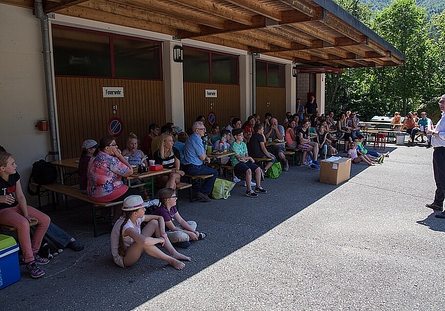 Übergabe: Regierungsrat Ankli (r.) lobt die «Beibler» Schule in den höchsten Tönen. Fotos: Martin Staub
