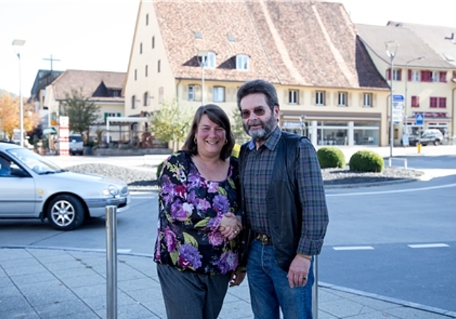 Übergabe: Dieter Bienek übergibt an Manuela Brodmann. Fotos: Martin Staub
